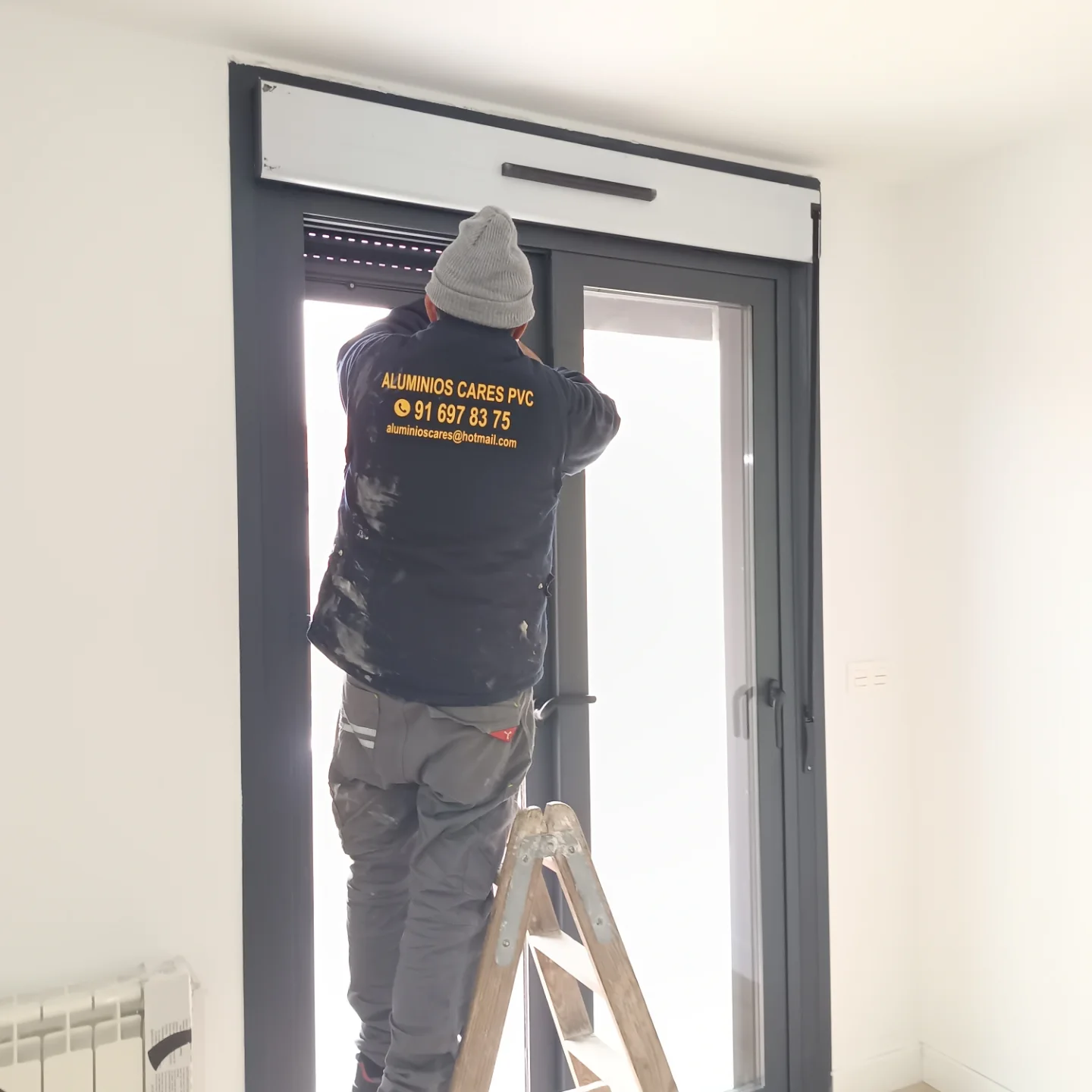 Instalador de Aluminios Cares montando una ventana