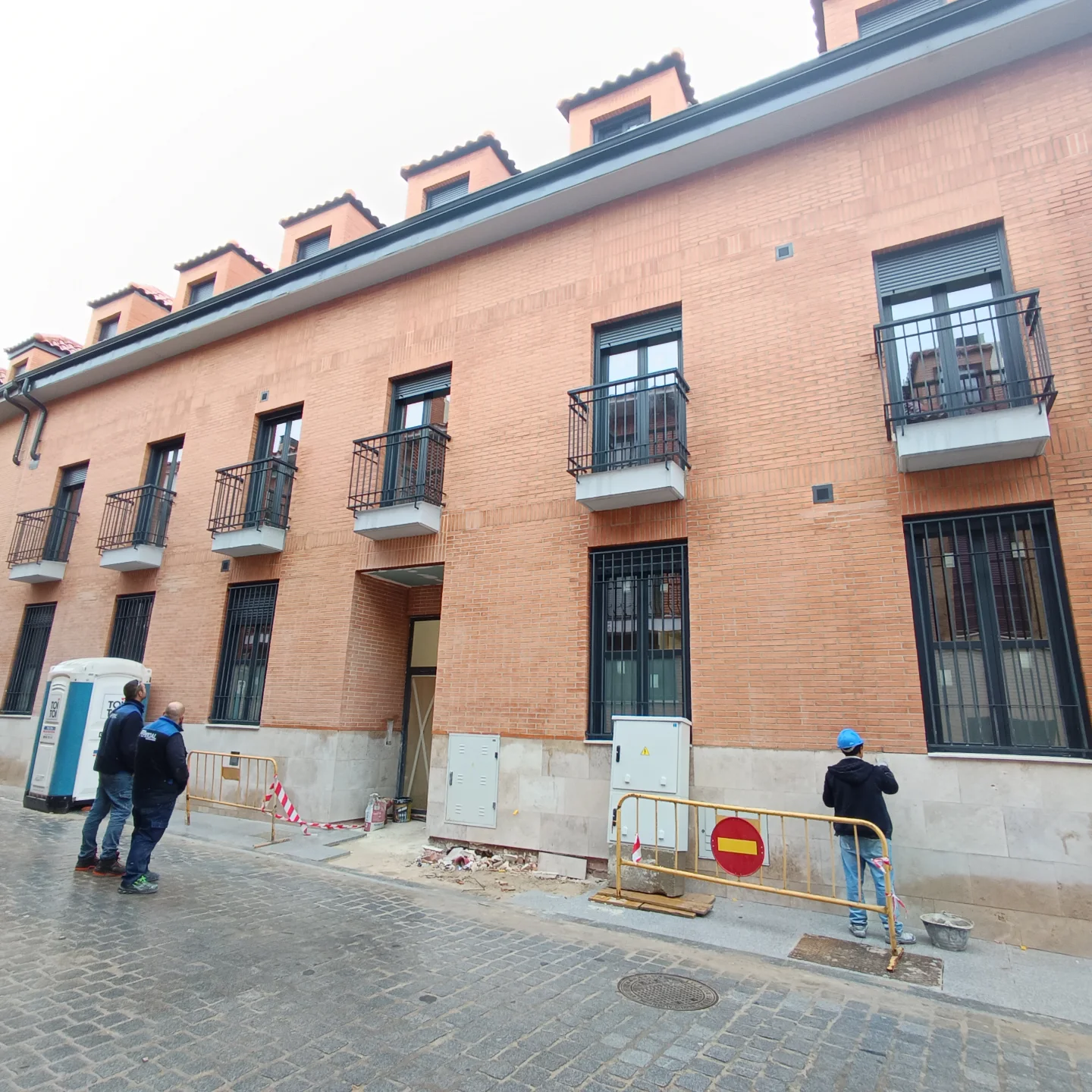 Edificio con carpintería instalada por Aluminios Cares