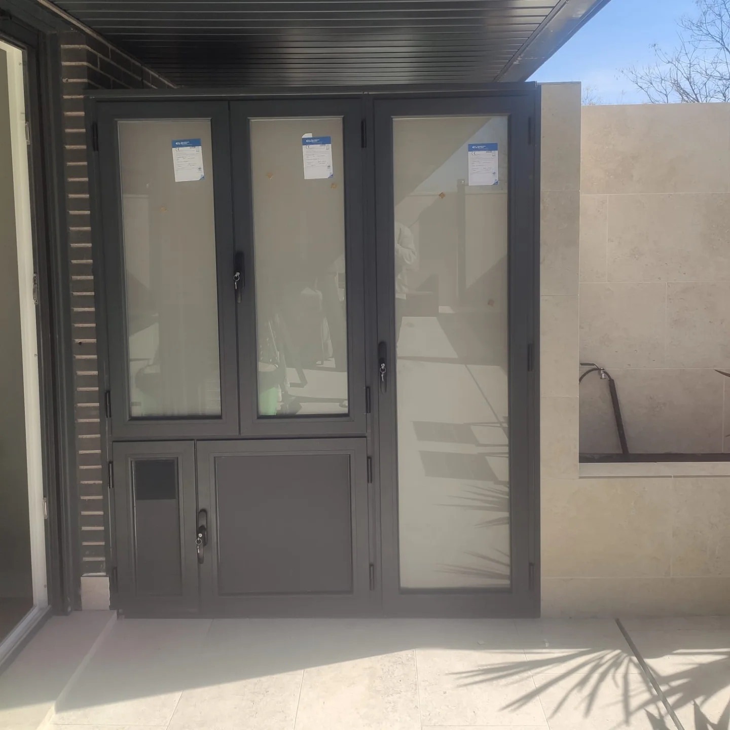 Puertas de aluminio y PVC instaladas por Aluminios Cares en Fuenlabrada