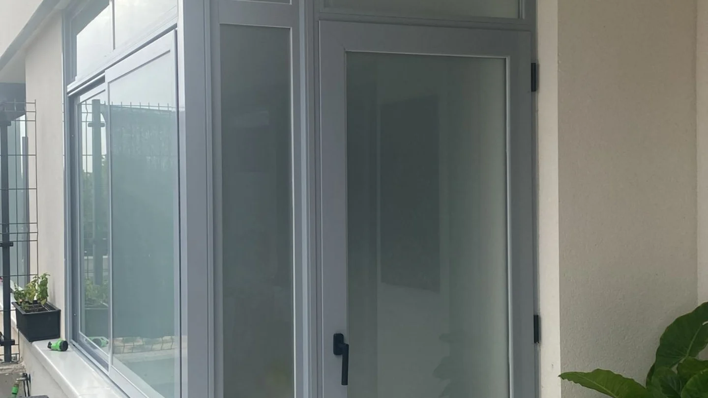 Cerramientos de terraza instaladas por Aluminios Cares en Fuenlabrada